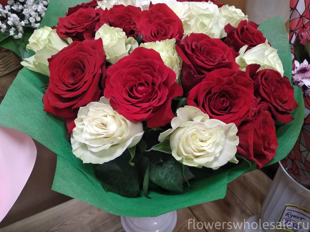 букет из красных и белых роз